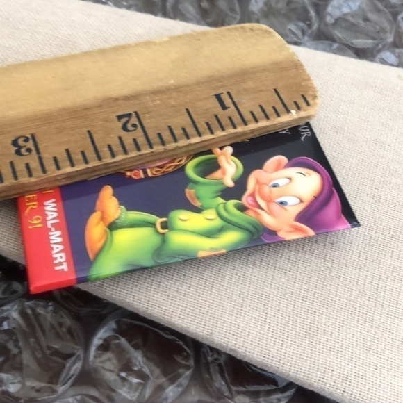 Vintage Disney Snow White Button Brooch - Picture 3 of 3